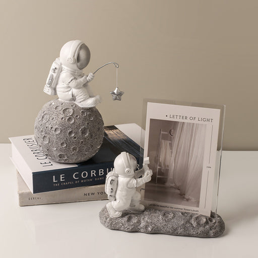Nordic Astronaut Resin Ornament - Space-Themed Home Decor & Memorable Gift Option