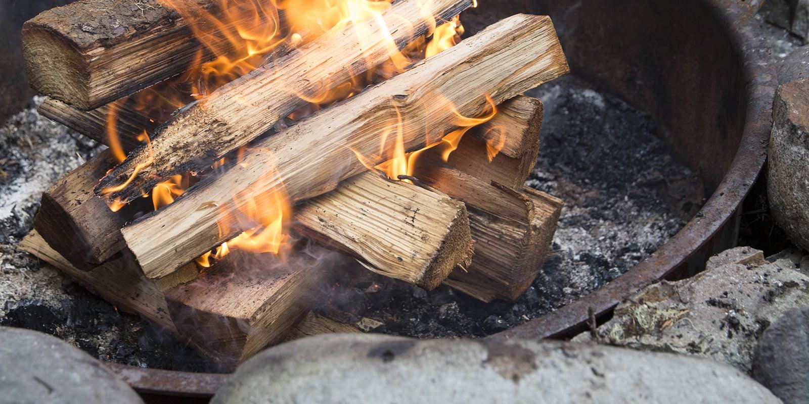 How to Build a Campfire - Très Elite