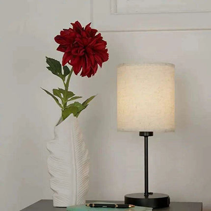 Chic Feather: Modern White Ceramic Vase for Stylish Home and Office Decor