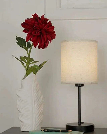 Chic Feather: Modern White Ceramic Vase for Stylish Home and Office Decor