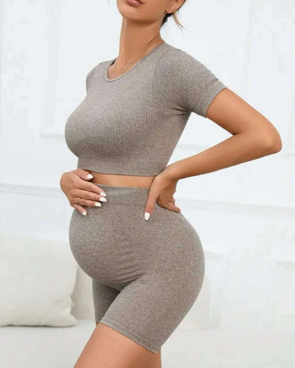 Maternity Activewear Set: Seamless Short Sleeve Yoga Top and Shorts for Expecting Mothers - Comfortable Gym Outfit