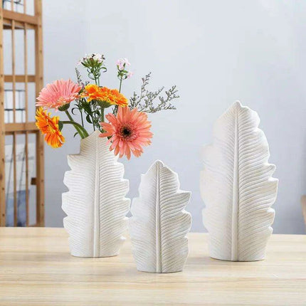 Chic Feather: Modern White Ceramic Vase for Stylish Home and Office Decor