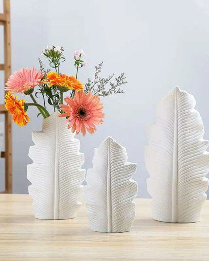 Chic Feather: Modern White Ceramic Vase for Stylish Home and Office Decor
