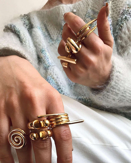 18K Gold Cross Design Ring with Simple Line Accents