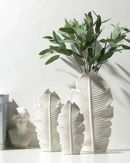 Chic Feather: Modern White Ceramic Vase for Stylish Home and Office Decor