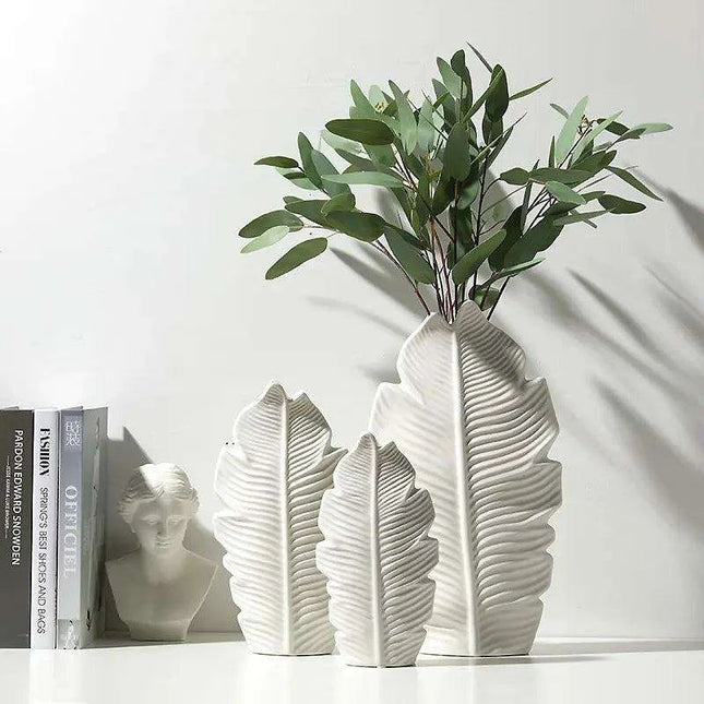 Chic Feather: Modern White Ceramic Vase for Stylish Home and Office Decor