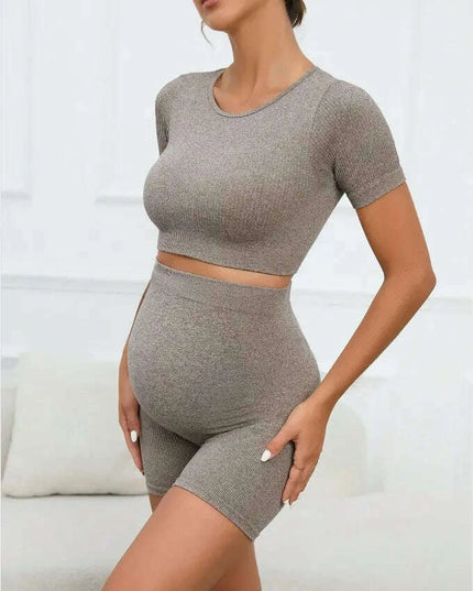 Maternity Activewear Set: Seamless Short Sleeve Yoga Top and Shorts for Expecting Mothers - Comfortable Gym Outfit