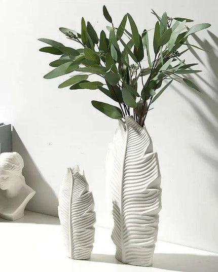 Chic Feather: Modern White Ceramic Vase for Stylish Home and Office Decor