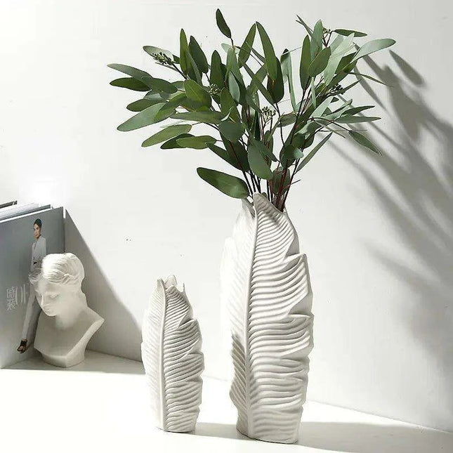 Chic Feather: Modern White Ceramic Vase for Stylish Home and Office Decor