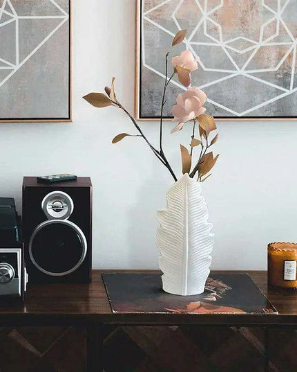Chic Feather: Modern White Ceramic Vase for Stylish Home and Office Decor