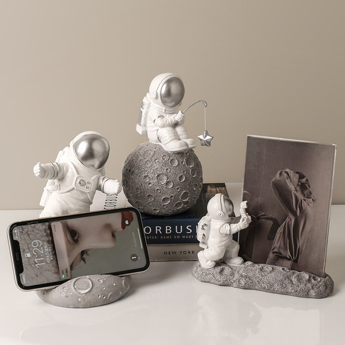 Nordic Astronaut Resin Ornament - Space-Themed Home Decor & Memorable Gift Option