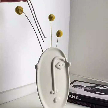 Abstract Beauty: Handcrafted Porcelain Vase with Geometric Charm - Très Elite
