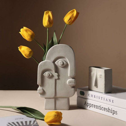 Abstract Beauty: Handcrafted Porcelain Vase with Geometric Charm - Très Elite