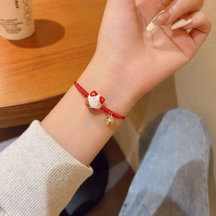 Adjustable Maneki Neko Charm Bracelet - The Perfect Gift for Cat Enthusiasts - Très Elite
