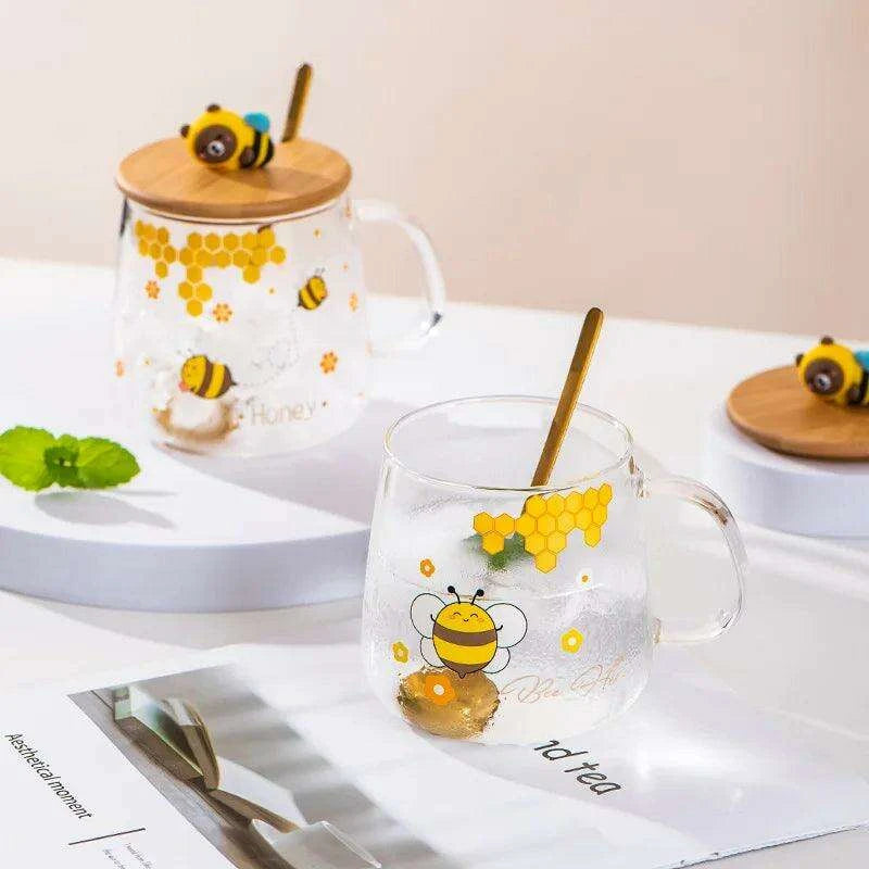 Adorable Bee-Themed Ceramic Cup with Lid – 400ml Whimsical Coffee & Tea Mug for Breakfast and Celebrations - Très Elite