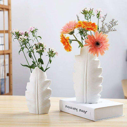 Artistic Scandinavian Porcelain Vase with Unique Floral Glaze - Très Elite