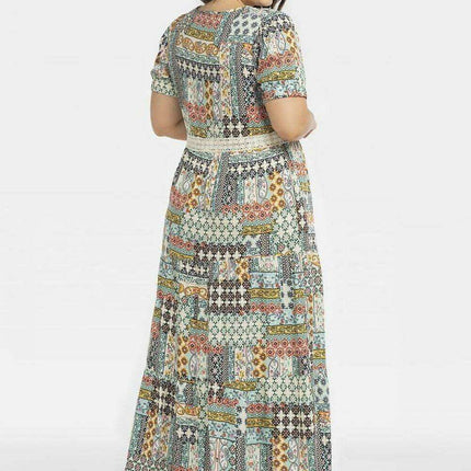 Bohemian Elegance: Curvy Flora Lace Viscose Dress for Summer Adventures - Très Elite