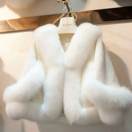 Bohemian Elegance Faux Fur Poncho - Cozy Winter Cape - Très Elite