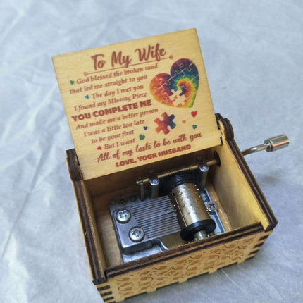 Charming Antique-Inspired Wooden Music Box - A Melody of Timeless Beauty - Très Elite
