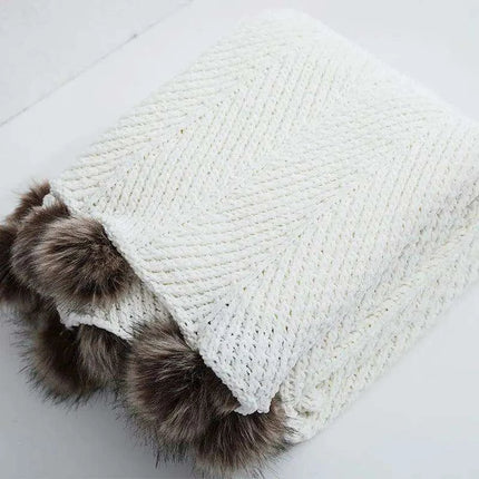 Charming Chenille Knit Throw Blanket with Delightful Pompoms - Cozy Elegance for Your Living Space - Très Elite