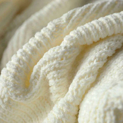 Charming Chenille Knit Throw Blanket with Delightful Pompoms - Cozy Elegance for Your Living Space - Très Elite
