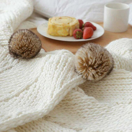 Charming Chenille Knit Throw Blanket with Delightful Pompoms - Cozy Elegance for Your Living Space - Très Elite