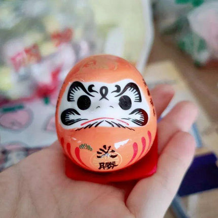 Charming Japanese Ceramic Lucky Cat Daruma Figurine for Home Decor and Gifting - Très Elite