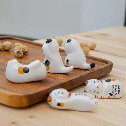 Charming Maneki Neko Ceramic Chopsticks Rest - Infuse Your Dining Experience with Japanese Good Fortune - Très Elite