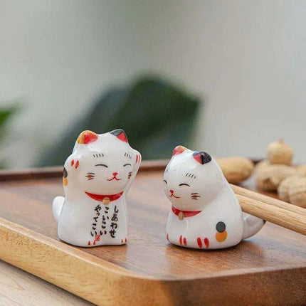 Charming Maneki Neko Ceramic Chopsticks Rest - Infuse Your Dining Experience with Japanese Good Fortune - Très Elite