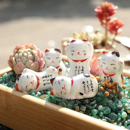 Charming Maneki Neko Ceramic Chopsticks Rest - Infuse Your Dining Experience with Japanese Good Fortune - Très Elite