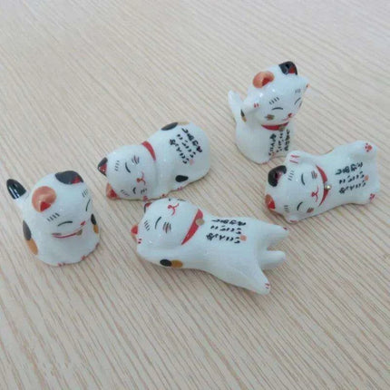 Charming Maneki Neko Ceramic Chopsticks Rest - Infuse Your Dining Experience with Japanese Good Fortune - Très Elite