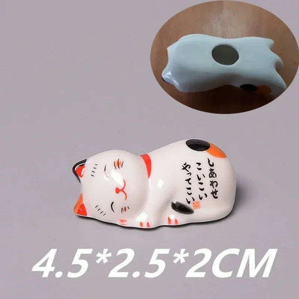 Charming Maneki Neko Ceramic Chopsticks Rest - Infuse Your Dining Experience with Japanese Good Fortune - Très Elite
