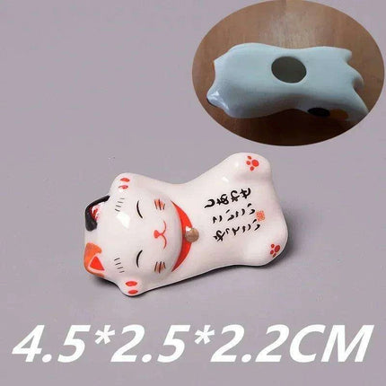 Charming Maneki Neko Ceramic Chopsticks Rest - Infuse Your Dining Experience with Japanese Good Fortune - Très Elite