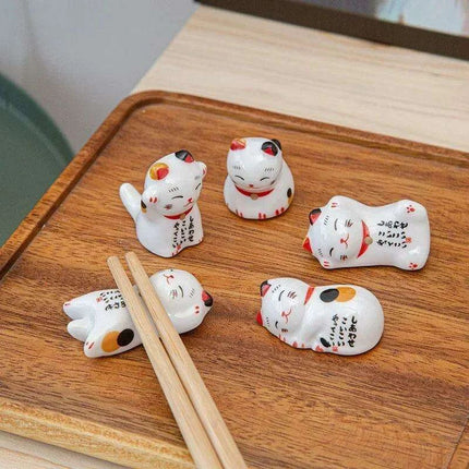 Charming Maneki Neko Ceramic Chopsticks Rest - Infuse Your Dining Experience with Japanese Good Fortune - Très Elite