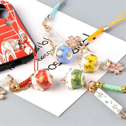 Charming Maneki Neko Keychain - Cute Japanese Lucky Cat Phone Charm for Thoughtful Gifts and Couples - Très Elite