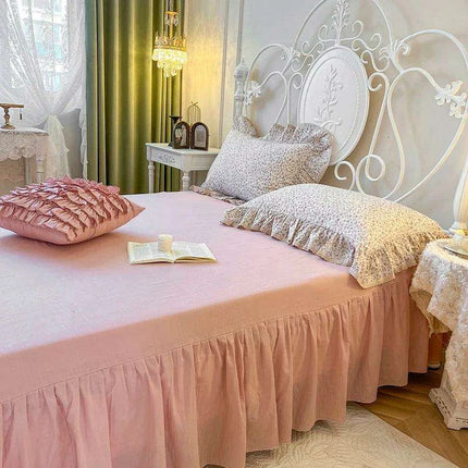 Charming Vintage Floral Lace Cotton Bedding Set with Ruffled Skirt and Matching Pillowcases - Très Elite