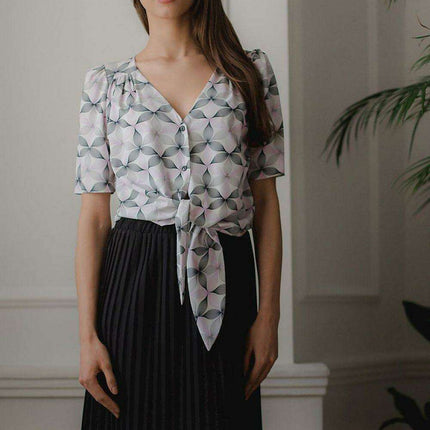 Chic Black Short Sleeve Top with Romantic Heart Neckline - Très Elite