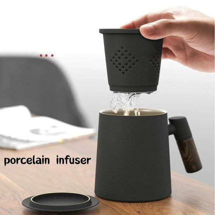 Chic Ceramic Tea Mug with Wooden Handle and Infuser Lid - Essential Drinkware for Every Occasion - Très Elite