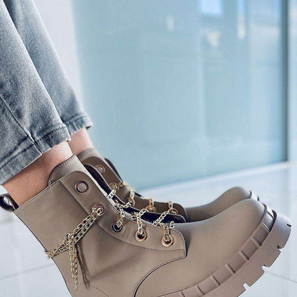 Chic Comfort Boots with Gold Chain Detail - Très Elite
