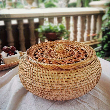 Chic Handcrafted Rattan Storage Basket with Lid - Très Elite