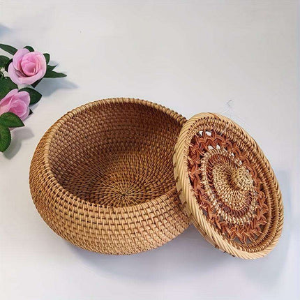 Chic Handcrafted Rattan Storage Basket with Lid - Très Elite