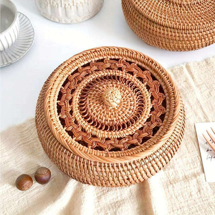 Chic Handcrafted Rattan Storage Basket with Lid - Très Elite