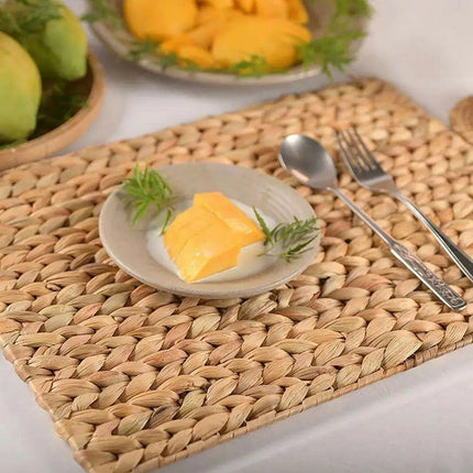 Chic Handcrafted Water Hyacinth Placemats - Stylish Heat-Resistant Table Mats with Timeless Braided Design - Très Elite