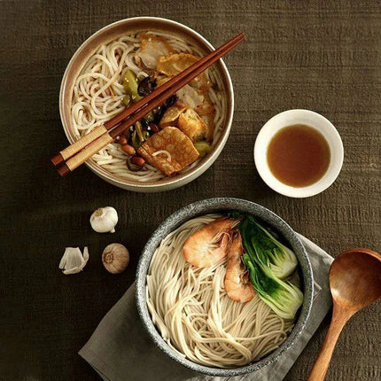 Chic Japanese Ceramic Noodle Bowl Set with Spoon and Chopsticks for Exquisite Dining Experience - Très Elite