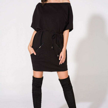 Chic Knit Daydress with Spacious Front Pockets and Elegant Boat Neck - Très Elite