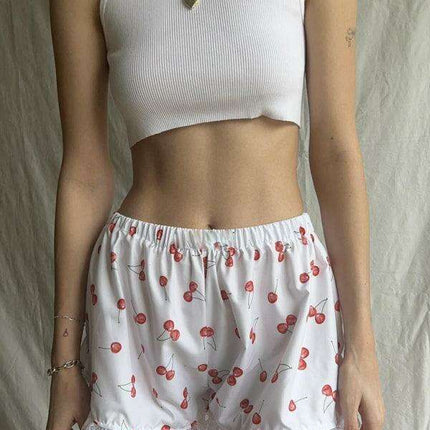 Chic Lace-Infused Shorts for Fashionable Spring-Summer Looks