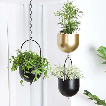 Chic Metal Hanging Planter - Stylish Accent for Home and Garden - Très Elite