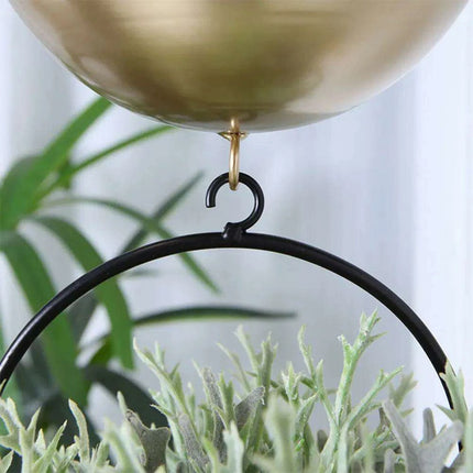 Chic Metal Hanging Planter - Stylish Accent for Home and Garden - Très Elite