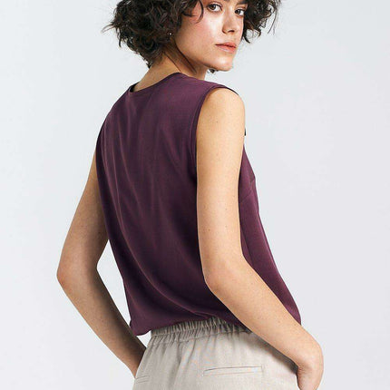 Chic Sleeveless Viscose Blouse With Pleated Details - Très Elite