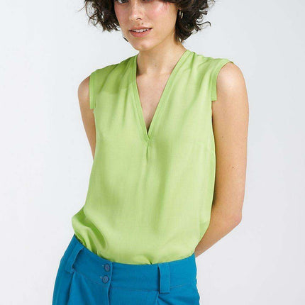 Chic Sleeveless Viscose Blouse With Pleated Details - Très Elite